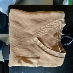 Maglione, come riportato da Hotel V Fizeaustraat utilizzando iLost