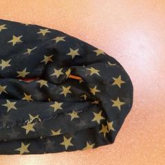 Sciarpa noire à étoiles, come riportato da TCL utilizzando iLost