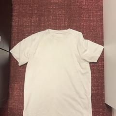 T shirt, zoals gemeld door ibis Styles Rotterdam Ahoy met iLost
