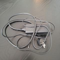 Carregador Black Dell charger, como reportado por Ramada by Wyndham Amsterdam Airport Schiphol utilizando o iLost