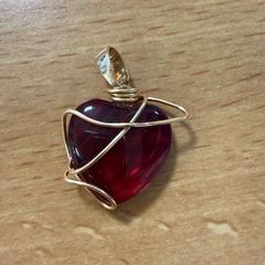 İLost kullanarak VITAZ campus Sint-Niklaas tarafından bildirildiği gibi Kolye goud met rood hartje