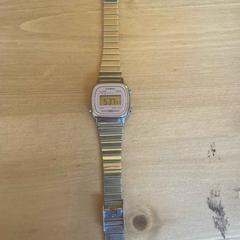 Gold-Colored Casio Digital Watch, zoals gemeld door Best Kept Secret 2025 met iLost