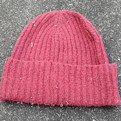 Beanie Bordeaux rode primark muts, as reported by Schaatsbaan Rotterdam using iLost