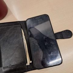 Mobiltelefon Zwart klaphoesje, amint azt IKEA Eindhoven az iLost segítségével jelentette.