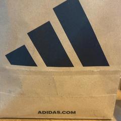Purchase adidas, jak nahlášeno Designer Outlet Roermond pomocí iLost
