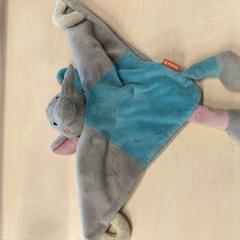 Doudou éléphant, como reportado por IKEA Liège utilizando o iLost