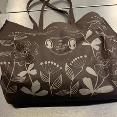 Bag Bruin, som rapportert av IKEA Haarlem ved bruk av iLost