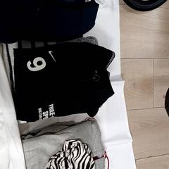 Ruházat & Fürdőruházat (alkategória), amint azt Grand Hotel Amrâth Amsterdam az iLost segítségével jelentette.