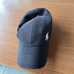 Kleding - Zwarte pet, jak nahlášeno Regio Limburg - Leuven pomocí iLost