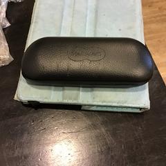 علبة نظارات مع نظارات، كما تم الإبلاغ عنه بواسطة Qbuzz U-OV عبر iLost