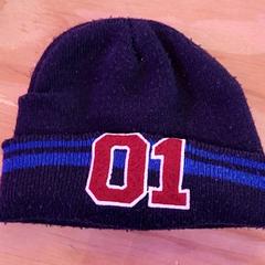 Beanie 01 muts zwart met blauwe streep, amint azt Schaatsbaan Rotterdam az iLost segítségével jelentette.