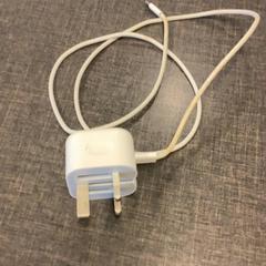 Adapter, zoals gemeld door MEININGER Hotel Brussels City Center met iLost