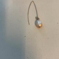 귀걸이 Parel wit, iLost를 사용하여 Pathé Schouwburgplein에 보고됨