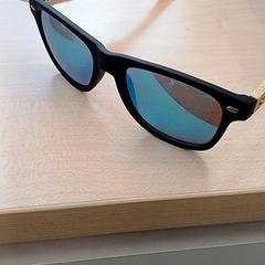 Lunettes de soleil Bleu marine et bois, jak nahlášeno IKEA Lille pomocí iLost