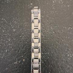 Zilverkleurig schakelarmband an iLost gemeldet