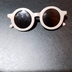 Des lunettes de soleil Kinder grijs, a été signalé par Apenheul utilisant iLost