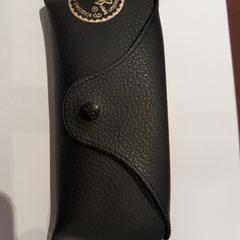 Brillenkoker met bril noir, zoals gemeld door TCL met iLost