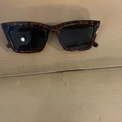 Des lunettes de soleil, a été signalé par Familie Resort Molenwaard utilisant iLost