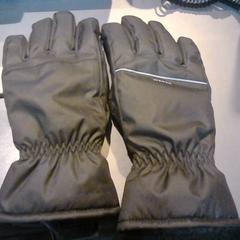 Kesztyű, amint azt SnowWorld Landgraaf az iLost segítségével jelentette.