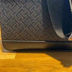 Bag Zwart sling bag leer, som rapportert av Designer Outlet Roermond ved bruk av iLost