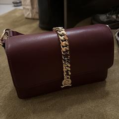 Bordeauxrode Tommy Hilfiger tas, som rapporterats till iLost