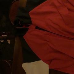 Abric Rood met zwart en wit, segons ha informat Café Leentje mitjançant iLost