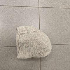 قبعة صغيرة gebroken wit، كما تم الإبلاغ عنه بواسطة Regio Oost-Vlaanderen عبر iLost