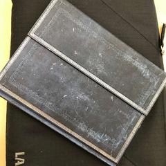 Sac d'ordinateur portable schwarz mit Notizbuch, a été signalé par Schönbrunn "Group Center" utilisant iLost