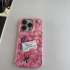 iPhone met Roze hoesje en Aziatische text, jak bylo nahlášeno na iLost