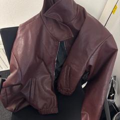 Kleding items Rode jas en draadje, jak nahlášeno Mainport pomocí iLost