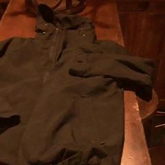 ジャケット Zwarte jas がiLostで Café Leentje によって報告されました