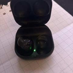 Draadloze oordopjes hoesje met 1 oordopje, ako bolo nahlásené iLost