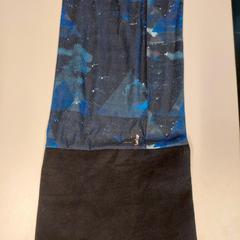 Sjaal /Buff Blauw en zwart, som rapportert av Stad Halen ved bruk av iLost