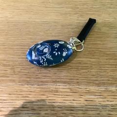 Keychain Keychain with light, blue with drawings, como reportado por MEININGER Hotel Berlin East Side Gallary utilizando o iLost