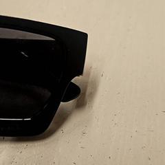 Eguzkitako betaurrekoak, gisa salatu by Loveland ADE | Mediahaven & Theater Amsterdam iLost erabiliz