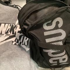 Rucksack & Sportbekleidung, segundo informou MEININGER Hotel Berlin Alexanderplatz usando iLost