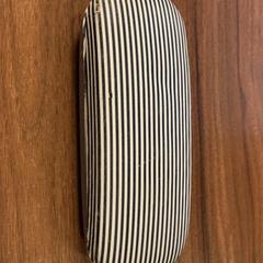 Brilleetui Zwart wit gestreept, som rapportert av Pathé Zaandam ved bruk av iLost