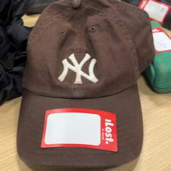 Petje Bruine stoffen pet, a été signalé par Pathé Amsterdam Noord utilisant iLost