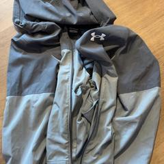 Veste Under armour, a été signalé par Familiepark Drievliet utilisant iLost
