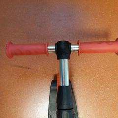 İLost kullanarak TCL tarafından bildirildiği gibi Scooter noire et rouge