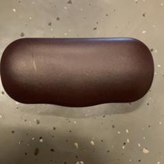 Portaocchiali con occhiali Paars/Bruin, come riportato da Attractie- & Vakantiepark Slagharen utilizzando iLost