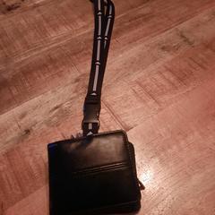 Zwarte portomonee en keykoord met sleutels がiLostに報告されました