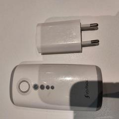 white charger and powerbank, as reported by MEININGER Hotel Bruxelles Gare du Midi using iLost