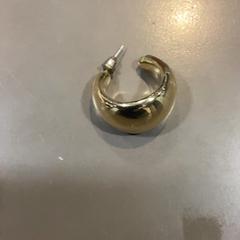 Fülbevaló Gold, amint azt MEININGER Hotel Vienna Downtown Sissi az iLost segítségével jelentette.