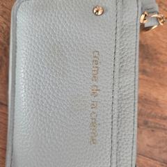 licht blauwe portemonnee, amint azt az iLostnak jelentették.