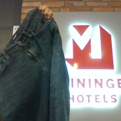 Texans Black Jeans, segons ha informat MEININGER Hotel Hamburg City Center mitjançant iLost