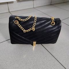 Kézitáska vol met make-up, amint azt Regio Limburg - Leuven az iLost segítségével jelentette.