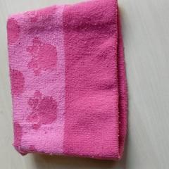 Kleding - muts roos, a été signalé par Centraal magazijn utilisant iLost