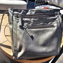 Dames grijze handtas met waardevolle goederen a été signalé sur iLost