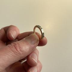 Gouden ring met inscriptie, jak bylo nahlášeno na iLost